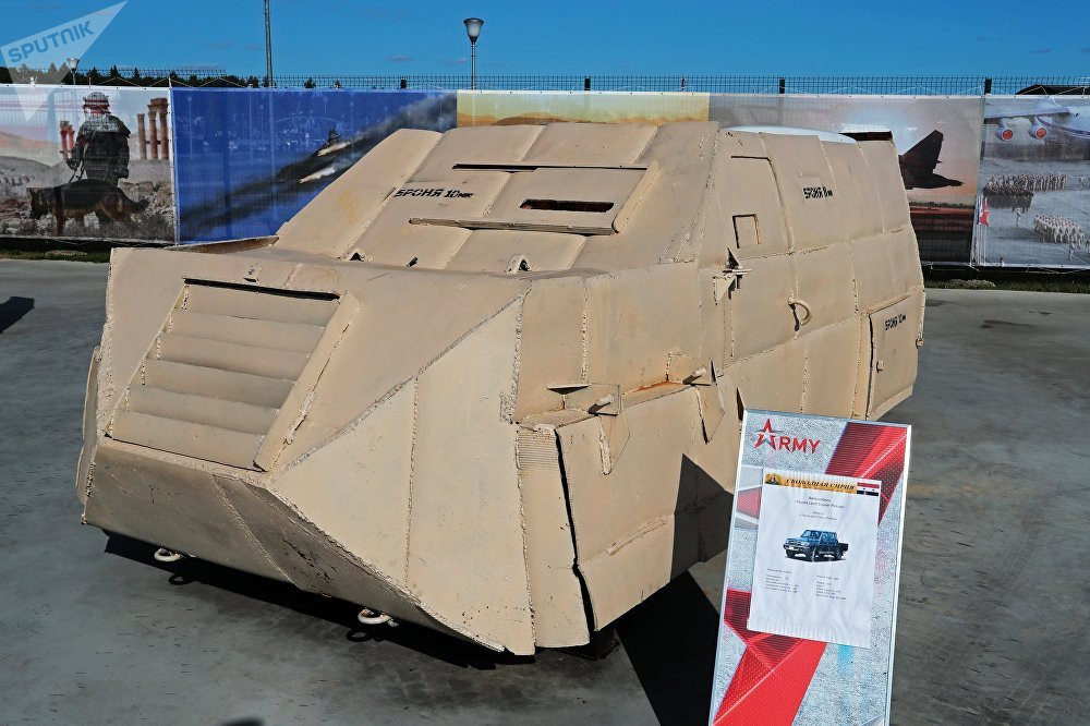 Xe bán tải Toyota Land Cruiser được "độ" lại phần vỏ ngoài để trở thành xe thiết giáp. Nhiều đường dây buôn bán ô-tô xuyên biên giới bất hợp pháp đã bị phát giác trong suốt thời gian cuộc chiến Syria diễn ra. Nguồn ảnh: Sputnik.