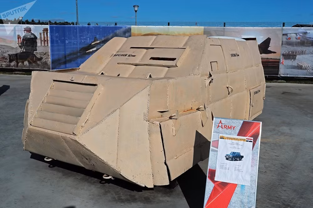 Xe bán tải Toyota Land Cruiser được "độ" lại phần vỏ ngoài để trở thành xe thiết giáp. Nhiều đường dây buôn bán ô-tô xuyên biên giới bất hợp pháp đã bị phát giác trong suốt thời gian cuộc chiến Syria diễn ra. Nguồn ảnh: Sputnik.