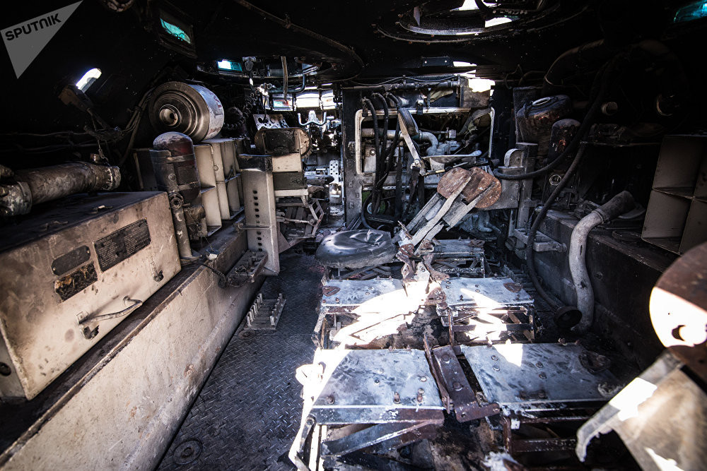 Bên trong một xe chiến đấu bộ binh đã bị vô hiệu hoá, có thể thấy bên trong xe bao gồm rất nhiều các loại khí tài liên lạc vô tuyến hiện đại cũng như hệ thống hoả lực. Nguồn ảnh: Sputnik.