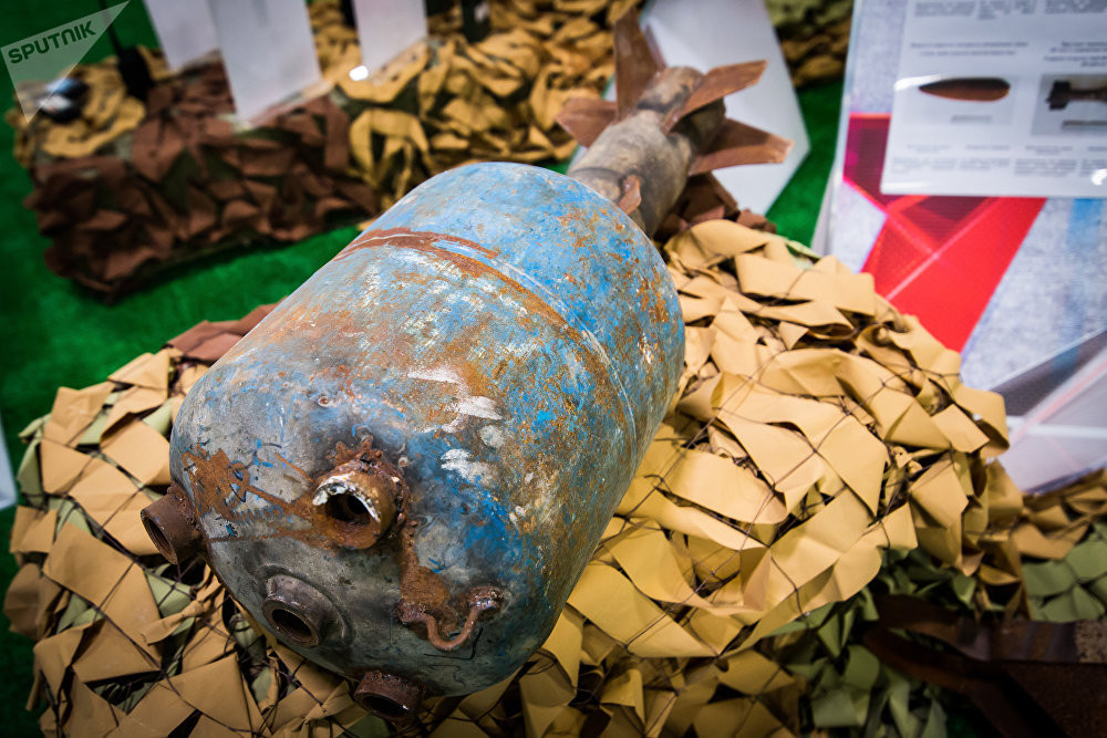 Đạn cối khổng lồ làm bằng vỏ bình gas, thậm chí quả đạn cối này còn được gắn thêm cánh đuôi để ổn định đường bay. Nguồn ảnh: Sputnik.