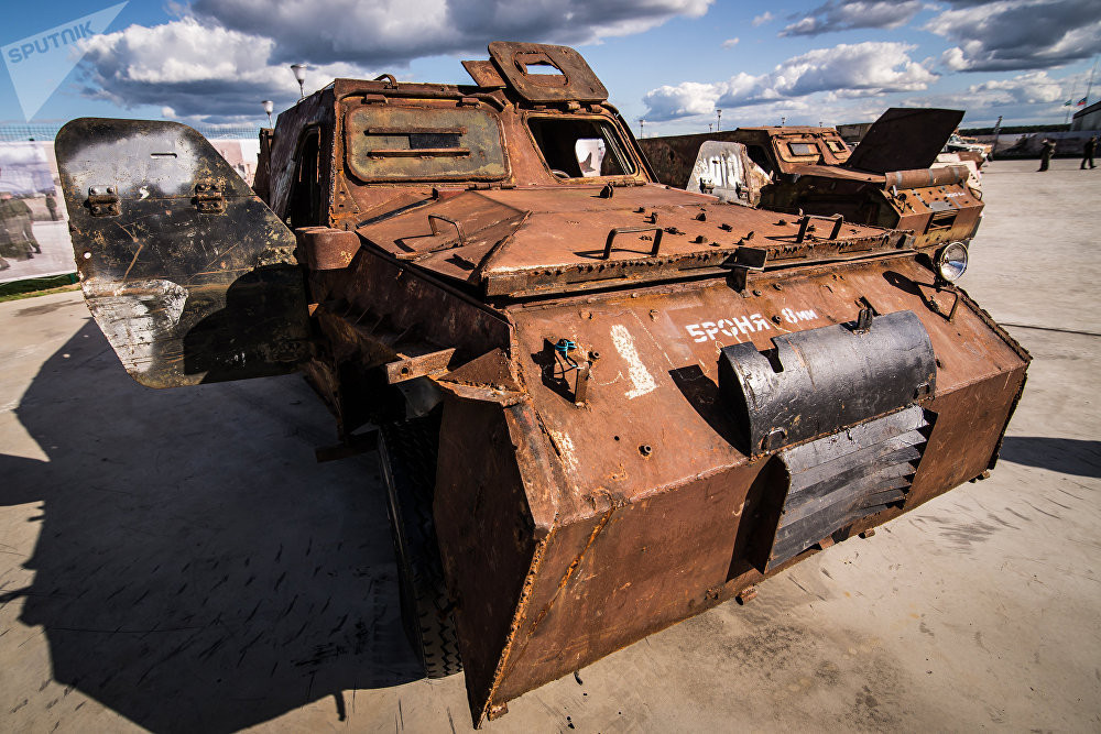 Những loại xe thiết giáp tự chế của khủng bố IS có muôn hình vạn trạng, không tuân theo bất cứ một quy chuẩn nào và phụ thuộc phần lớn vào những vật liệu có sẵn. Nguồn ảnh: Sputnik.