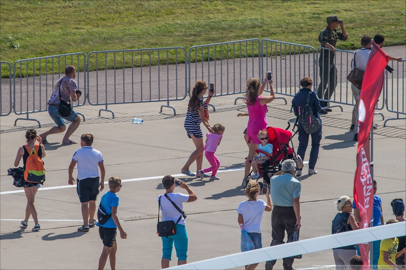 Thời tiết ở Nga thời điểm này rất thích hợp cho các màn trình diễn máy bay. Bãi đỗ xe tại Army-2018 có sức chứa 10.000 chiếc nhưng luôn trong tình trạng không còn một chỗ trống. Nguồn ảnh: Englishrussian.