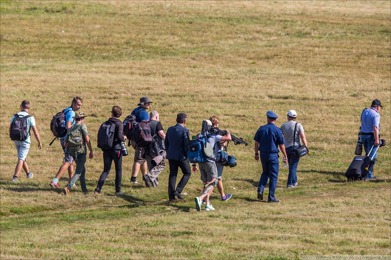 Phóng viên tham gia Army-2018 được mời tới gần để trực tiếp "sờ tận tay" vào những cỗ máy chiến tranh hiện đại do Nga sản xuất. Nguồn ảnh: Englishrussian.