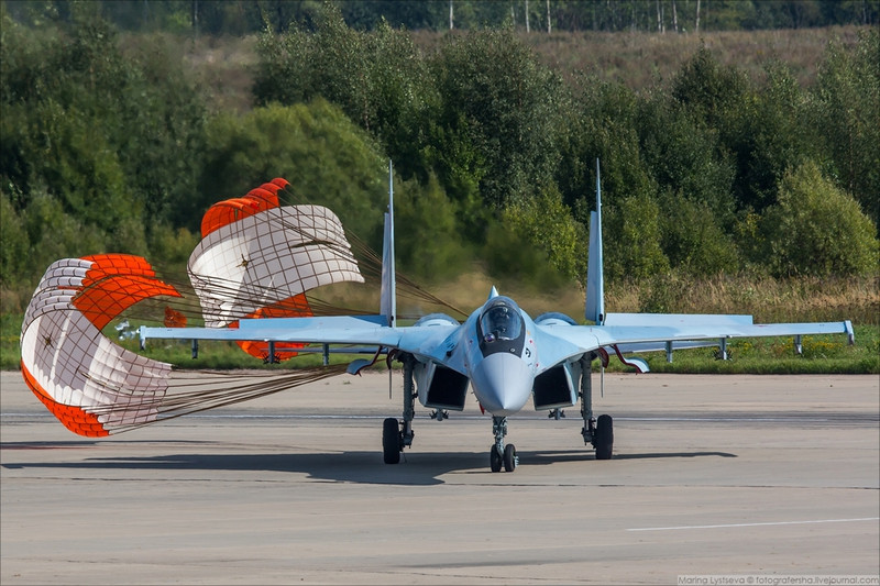 Tiêm kích Su-35 của Không quân Nga được phát triển từ Su-27. Trong khi MiG-29 được sử dụng để đối đầu với tiêm kích hạng nhẹ của Mỹ thì Su-27 trước đây vốn được ra đời để đối đầu với tiêm kích hạng nặng như loại F-15. Nguồn ảnh: Englishrussian.