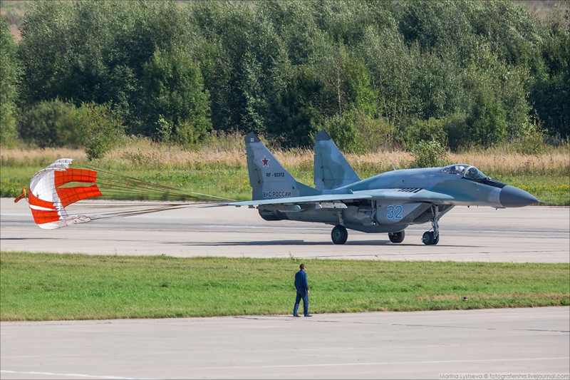 Được thiết kế và sản xuất bởi Mikoyan trong những năm 70 của thế kỷ trước. Đây là loại máy bay tiêm kích phản lực thế hệ thứ 4 được thiết kế để đối phó với tiêm kích hạng nhẹ của Mỹ như loại F-16 hay F/A-18. Nguồn ảnh: Englishrussian.