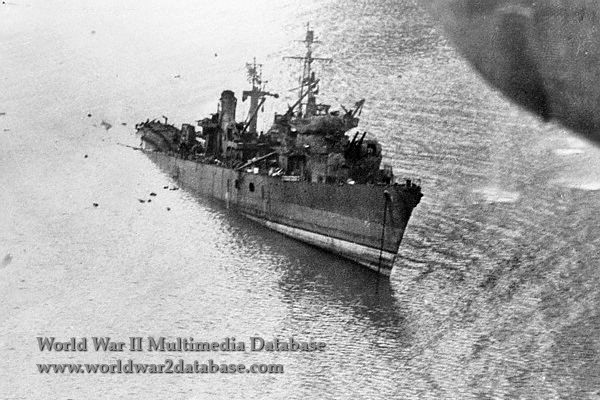 Khi xuống nước, việc đầu tiên họ có thể làm đó là bơi ra xa khỏi con tàu đang chìm dần vì khi tàu chìm hoàn toàn, nó sẽ tạo ra xoáy nước cực mạnh, có thể hút bất cứ ai đang bơi xung quanh nó xuống lòng đại dương. Nguồn ảnh: WW2.