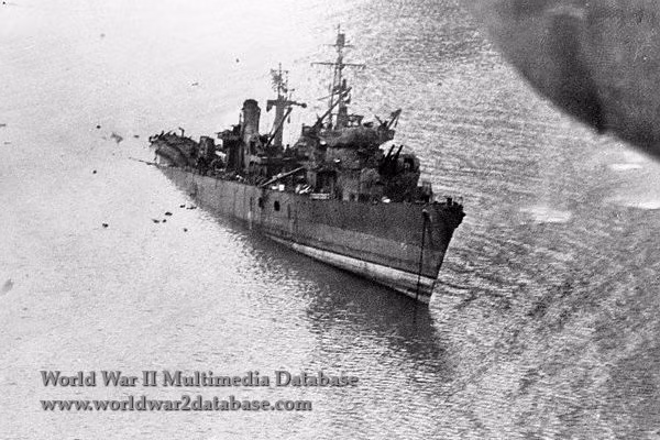 Khi xuống nước, việc đầu tiên họ có thể làm đó là bơi ra xa khỏi con tàu đang chìm dần vì khi tàu chìm hoàn toàn, nó sẽ tạo ra xoáy nước cực mạnh, có thể hút bất cứ ai đang bơi xung quanh nó xuống lòng đại dương. Nguồn ảnh: WW2.