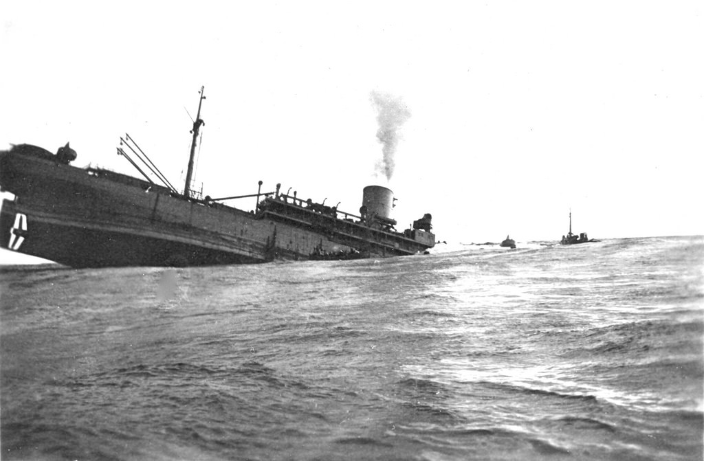 Tuy nhiên cơn ác mộng này lại rõ ràng hơn hết với các tàu vận tải - những tàu vốn không được thiết kế để chịu đòn tấn công từ bất cứ loại vũ khí nào của đối phương. Các tàu này thường có thể bị đánh chìm bởi một hoặc hai quả ngư lôi duy nhất. Nguồn ảnh: WW2.