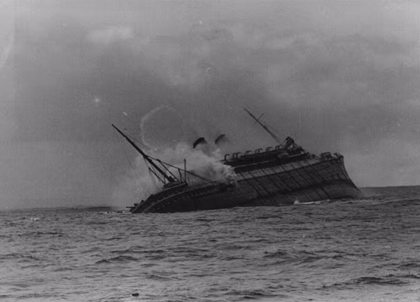 Mặc dù vậy, trước khi tàu chìm, xăng dầu và nhiên liệu trên tàu thường trôi ra biển và tạo thành những vết dầu loang. Vết dầu loang này sẽ khiến ngay cả những người bơi giỏi nhất kiệt sức một cách nhanh chóng hoặc thậm chí nhấn chìm bất cứ ai xấu số nhảy trúng vào vệt dầu này ngay lập tức vì vốn dĩ, không ai có thể bơi được trong dầu. Nguồn ảnh: Monteo.