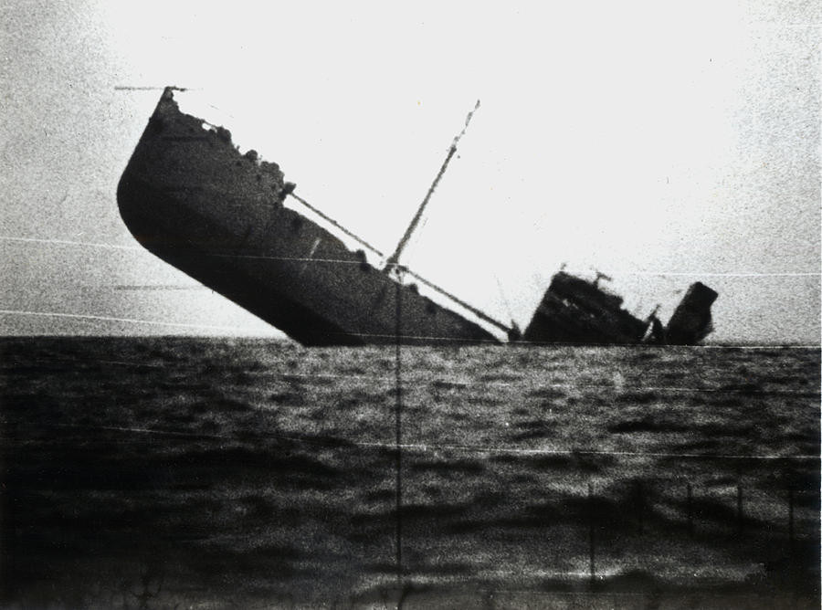 Vậy nên, về cơ bản những người lính ở khoang dưới sẽ bị nhốt cùng con tàu và trong lúc hoạn nạn, chắc chắn sẽ không có ai kịp nhớ ra việc đi mở cửa giải cứu họ. Nguồn ảnh: Theatlantics.