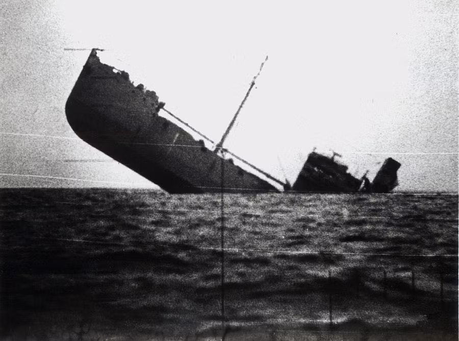 Vậy nên, về cơ bản những người lính ở khoang dưới sẽ bị nhốt cùng con tàu và trong lúc hoạn nạn, chắc chắn sẽ không có ai kịp nhớ ra việc đi mở cửa giải cứu họ. Nguồn ảnh: Theatlantics.