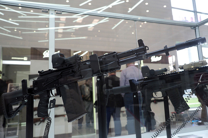 Các loại súng trường tấn công, súng shotgun do Tập đoàn Kalashnikov - nơi sản xuất súng trường tấn công huyền thoại AK-47 được trưng bày tại Army 2018. Nguồn ảnh: TASS.