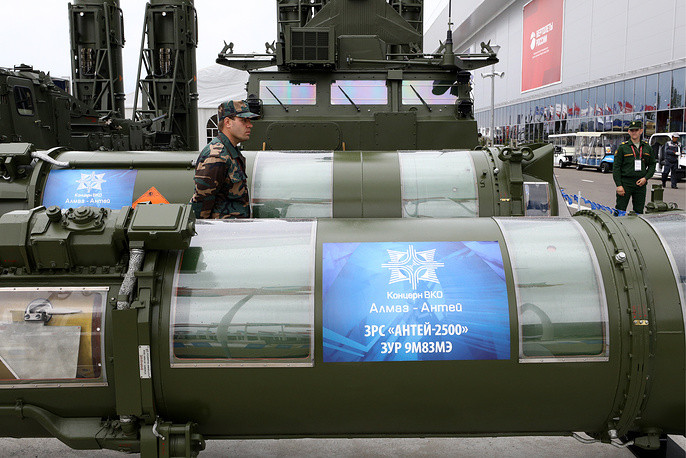 Tên lửa 9M83ME đất đối không - tên lửa được phát triển và sử dụng kèm tổ hợp S-300VM "Antey-2500" hiện đại bậc nhất trong dòng S-300 ngày nay được trưng bày tại triển lãm. Nguồn ảnh: TASS.
