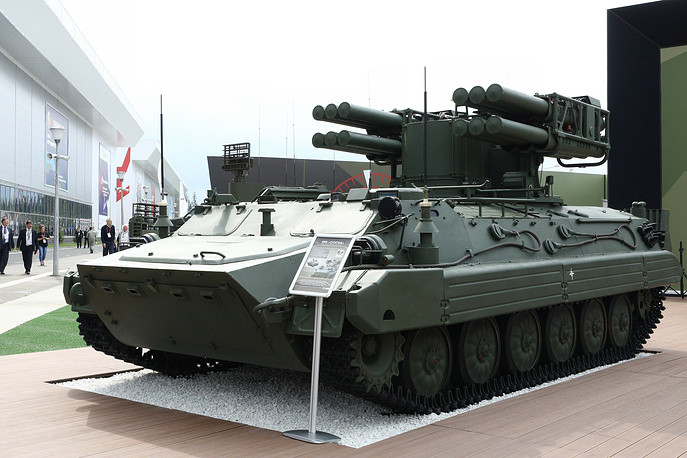 Tổ hợp phòng không Sosna-R, đây là tổ hợp phòng không tầm gần được thiết kế để bảo vệ các mục tiêu mặt đất khỏi không quân đối phương trong cả trạng thái hành quân. Tổ hợp Sosna-R có giá rẻ hơn nhiều so với Tor và Pantsir-S1. Nguồn ảnh: TASS.