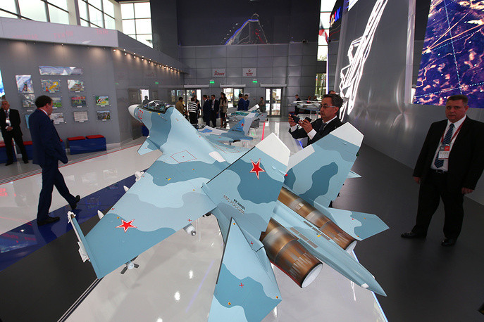 Mô hình của chiến đấu cơ Su-30SM được trưng bày tại Army 2018. Đây là loại chiến đấu cơ siêu cơ động trên không, hai động cơ, hai chỗ ngồi, được phát triển làm chiến đấu cơ đa nặng với khả năng tác chiến trong mọi điều kiện thời tiết. Nguồn ảnh: TASS.