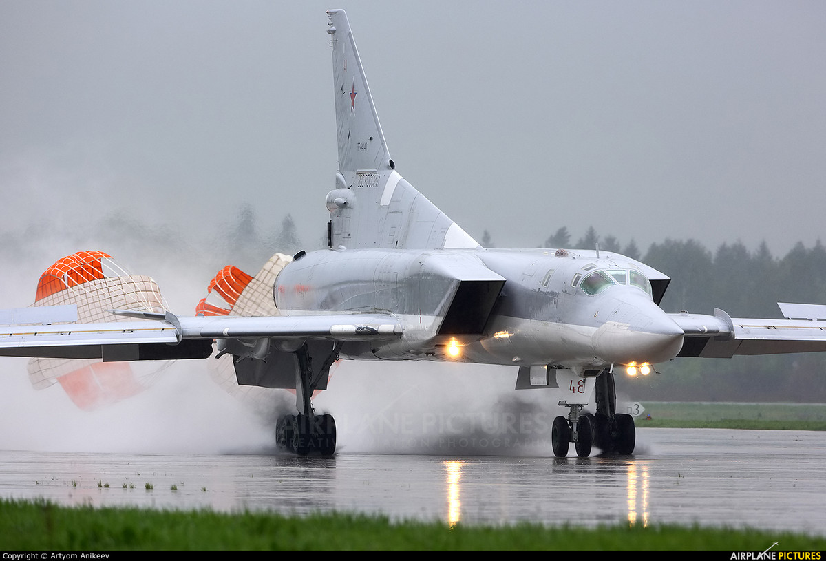 Dù mang được bom hạt nhân. Tuy nhiên Tu-22M3M lại nổi tiếng hơn với khả năng diệt hạm cực kỳ nguy hiểm của mình khi nó có thể mang theo được các loại tên lửa chống hạm và thậm chí là có cả khả năng triển khai tên lửa hành trình từ trên không. Nguồn ảnh: Airplanes.