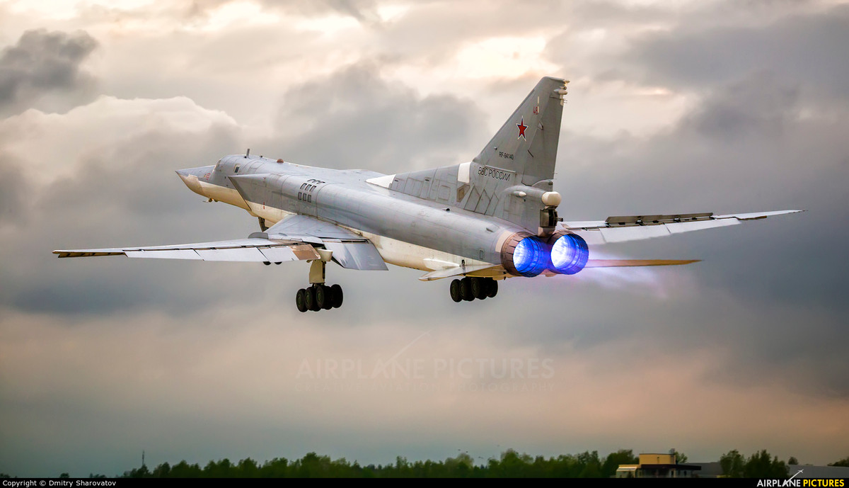 Trong số các loại vũ khí của Tu-22M3M có bao gồm cả loại tên lửa KH-32. Đây là loại tên lửa được Nga tuyên bố là chế tạo dành cho việc tấn công, tiêu diệt các tàu sân bay của Hải quân Mỹ - những mục tiêu có giá trị về vật chất và sinh mạng lớn nhất trên biển của Hải quân Mỹ. Nguồn ảnh: Airplanes.
