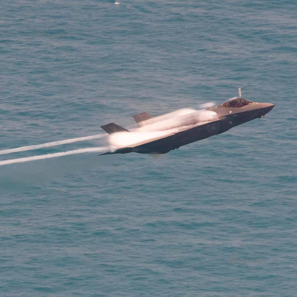 Động cơ này cho phép chiếc máy bay thế hệ năm F-35A bay được với tốc độ tối đa lên tới Mach 1.6. Tuy nhiên đây là tốc độ tối đa mà F-35A đạt được khi bay ở độ cao lớn. Ở độ cao thấp như trong buổi trình diễn vừa rồi tại hồ Michigan, những chiếc F-35A chỉ có thể vượt qua được tốc độ siêu âm trên 900km/h. Nguồn ảnh: Sina.