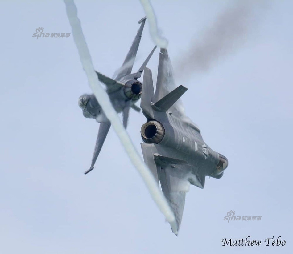 F-35A nhào lộn trên không cùng "phi cơ giá rẻ" F-16 của Không quân Mỹ. Nguồn ảnh: Sina.