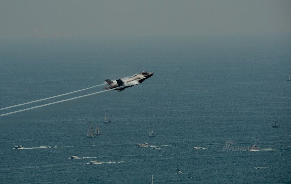 F-35A của Không quân Mỹ trình diễn ở độ cao chỉ vài trăm mét trên mặt hồ Michigan. Nguồn ảnh: Sina.