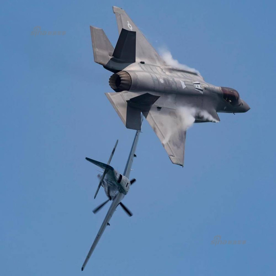 Màn trình diễn cũng có sự tham gia của rất nhiều loại máy bay khác, trong đó có cả các loại chiến đấu cơ cánh quạt cũ của Quân đội Mỹ. Nguồn ảnh: Sina.