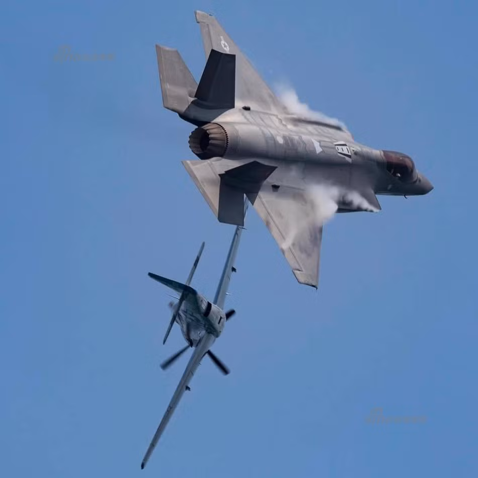 Màn trình diễn cũng có sự tham gia của rất nhiều loại máy bay khác, trong đó có cả các loại chiến đấu cơ cánh quạt cũ của Quân đội Mỹ. Nguồn ảnh: Sina.