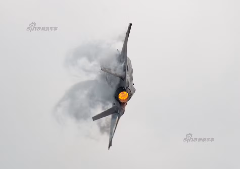 F-35A được trang bị một động cơ loại P&amp;W F135. Loại động cơ này có công xuất đẩy khô là 28.000 Ibf tương đương với 125 kN và công suất đẩy đốt sau là 43.000 Ibf tương đương với 191 kN. Nguồn ảnh: Sina.