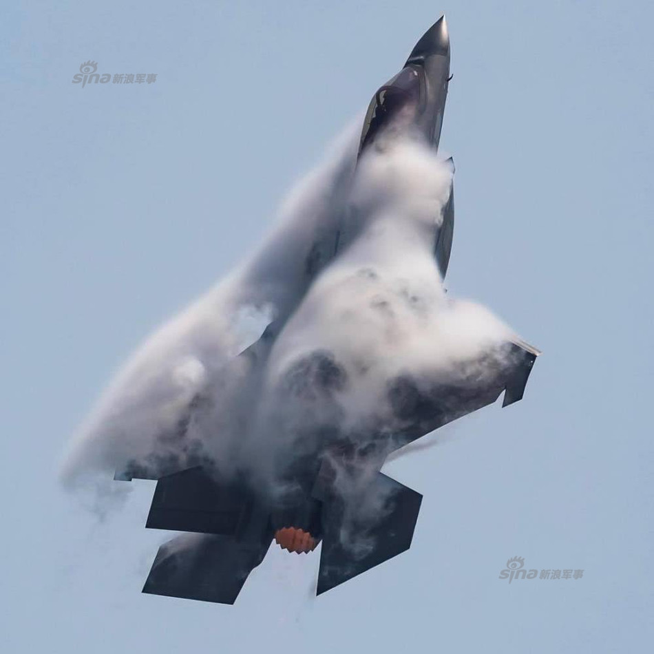 Bom siêu thanh là một thuật ngữ để chỉ âm thanh phát ra xung quanh chiếc máy bay khi nó vượt qua tốc độ của âm thanh. Khi này, bức tường âm thanh sẽ bị phá vỡ và một tiếng nổ long trời nở đất sẽ phát ra và người ta gọi đó là tiếng "bom". Nguồn ảnh: Sina.