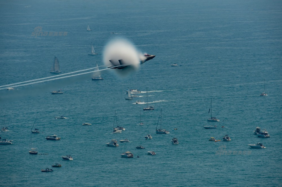 Năm nay, Không quân Mỹ đã có màn trình diễn cực kỳ hoành tráng tại hồ Michigan với sự tham gia của các chiến đấu cơ F-35A. Trong màn trình diễn này, các chiến đấu cơ đã gây náo động đám đông bằng những tiếng nổ siêu thanh. Nguồn ảnh: Sina.