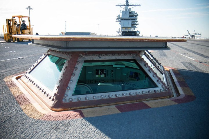 Buồng này có thể nâng lên cao hoặc hạ xuống thấp. Nó được gọi là hệ thống kiểm soát phóng tích hợp.