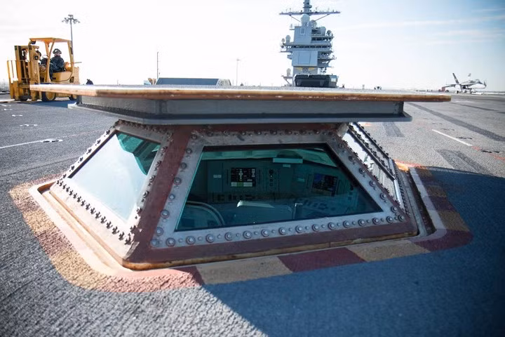 Buồng này có thể nâng lên cao hoặc hạ xuống thấp. Nó được gọi là hệ thống kiểm soát phóng tích hợp.