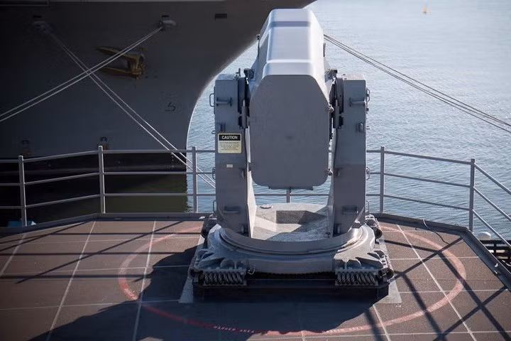 Ngoài ra còn có hệ thống tên lửa đất đối không hồng ngoại Rolling Airframe.