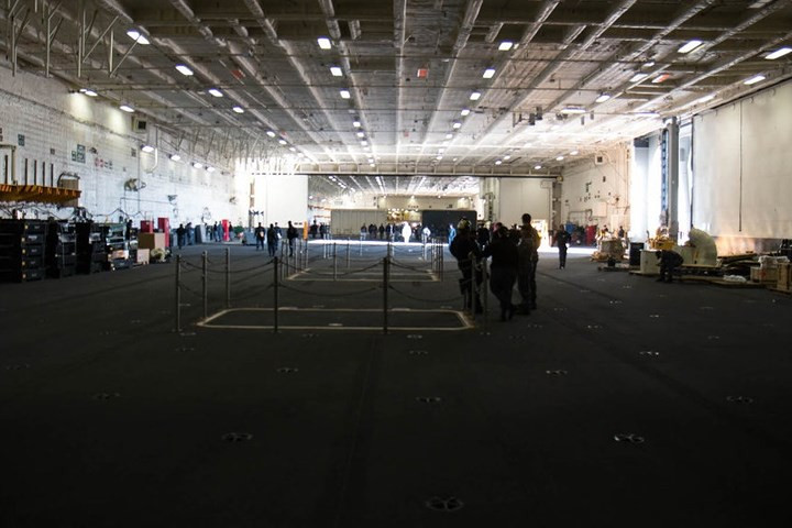 Lối vào dẫn tới một nhà chứa máy bay khi máy bay không được sử dụng.