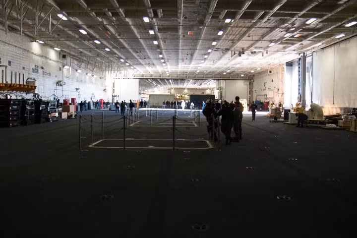 Lối vào dẫn tới một nhà chứa máy bay khi máy bay không được sử dụng.