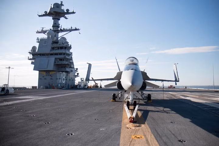 Vỏ một chiếc tiêm kích F/18 Hornet để lại trên boong để các nhân viên tín hiệu luyện tập hoạt động liên quan đến việc di chuyển máy bay trên boong.