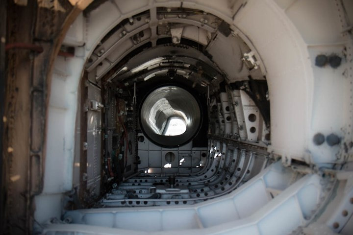 Buồng động cơ trống không của máy bay nói trên.