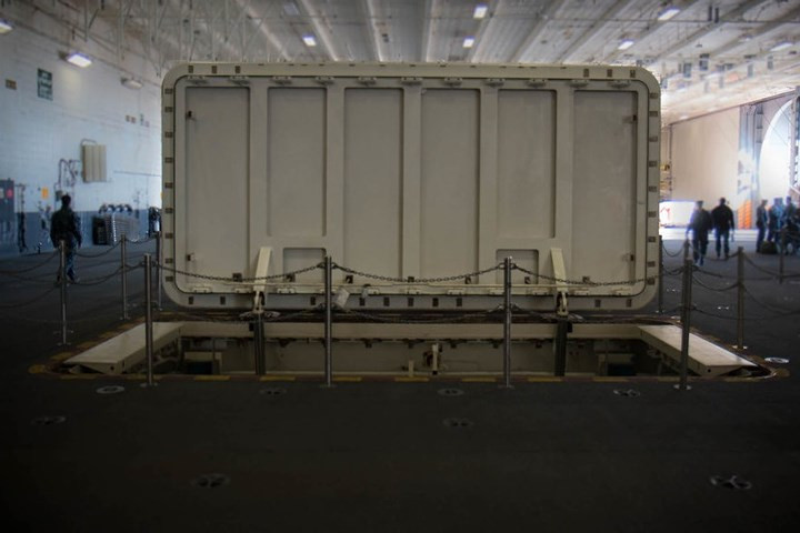 Đây là một thiết bị nâng vũ khí hiện đại, kết nối với boong bay và cho phép thủy thủ vận chuyển vũ khí, đạn dược tới máy bay nhanh chóng.