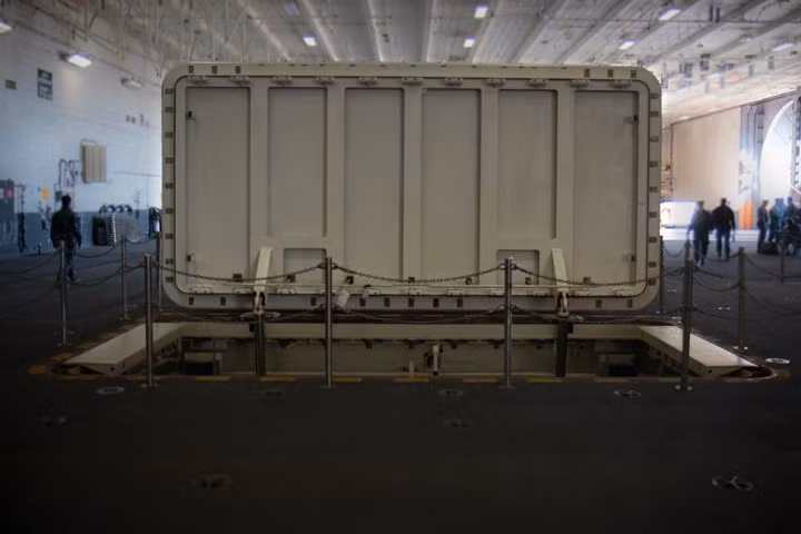 Đây là một thiết bị nâng vũ khí hiện đại, kết nối với boong bay và cho phép thủy thủ vận chuyển vũ khí, đạn dược tới máy bay nhanh chóng.