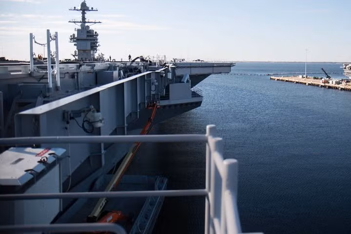 Hai bên sườn của boong bay khá nguy hiểm vì từ đây bạn có thể rơi thẳng xuống mặt nước biển.