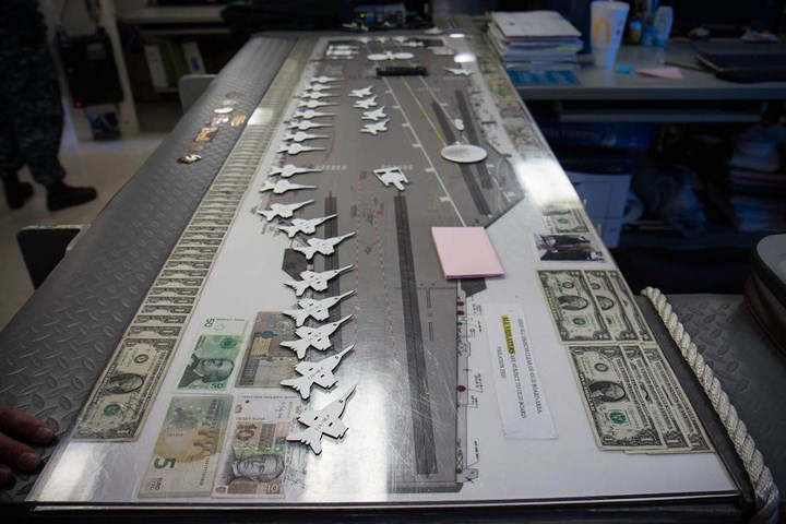 Bên trong khu vực kiểm soát boong bay. Phóng viên không được phép chụp ảnh các máy tính dùng cho quá trình điều khiển tại đây.