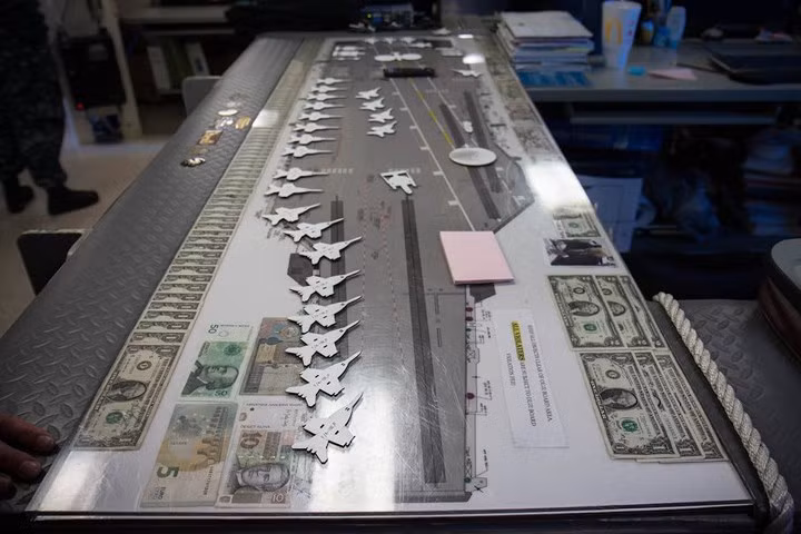 Bên trong khu vực kiểm soát boong bay. Phóng viên không được phép chụp ảnh các máy tính dùng cho quá trình điều khiển tại đây.