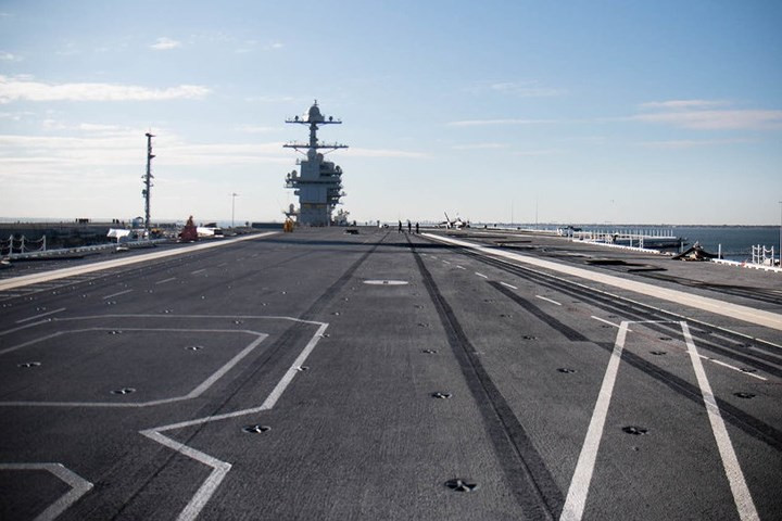 Đoàn phóng viên sau đó được dẫn lên boong bay, rộng 78m và dài 332,8m, của tàu sân bay Ford.