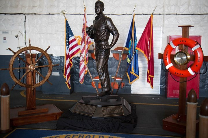 Tượng cựu Tổng thống Mỹ Gerald R. Ford (tên của ông được đặt cho tàu). Ông Ford từng là sĩ quan điều hướng trên một tàu chiến Mỹ trong Thế chiến 2.