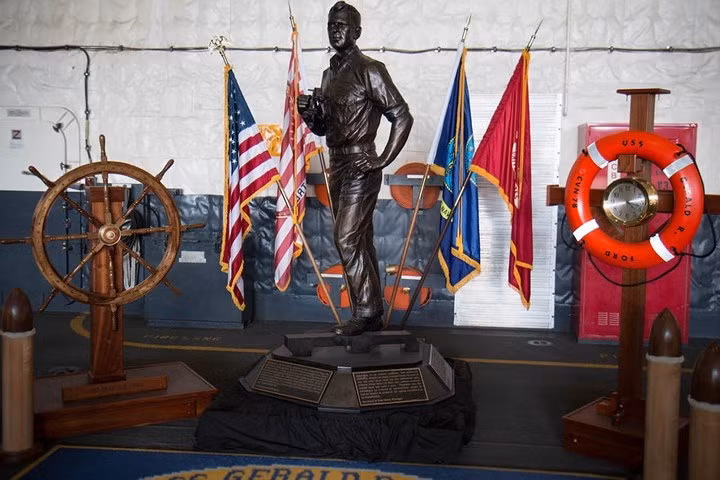 Tượng cựu Tổng thống Mỹ Gerald R. Ford (tên của ông được đặt cho tàu). Ông Ford từng là sĩ quan điều hướng trên một tàu chiến Mỹ trong Thế chiến 2.