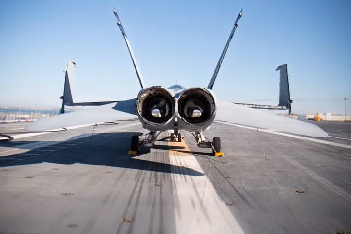 Phần động cơ tăng tốc đã được tháo khỏi máy bay.