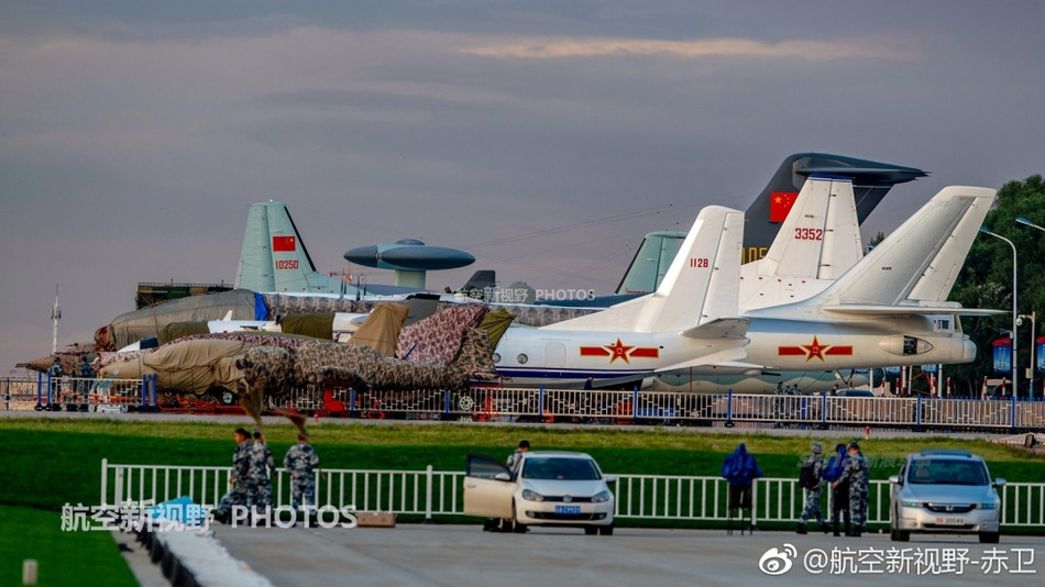 Bắt đầu từ năm 2012 trở lại đây, việc trưng bày máy bay và chiến đấu cơ các loại ngay sau buổi lễ khai giảng đã là một thông lệ của Trường Đại học Hàng không Trường Xuân. Nguồn ảnh: Weibo.