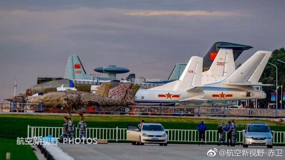 Bắt đầu từ năm 2012 trở lại đây, việc trưng bày máy bay và chiến đấu cơ các loại ngay sau buổi lễ khai giảng đã là một thông lệ của Trường Đại học Hàng không Trường Xuân. Nguồn ảnh: Weibo.