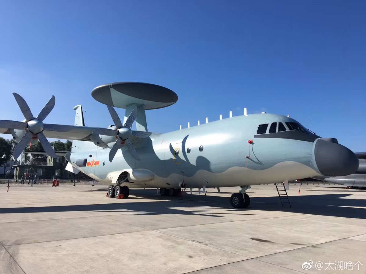 Máy bay tuần tra KJ-500 được xây dựng dựa trên mẫu vận tải cơ Shaanxi Y-9. Đây là loại vận tải cơ hạng trung, tầm trung của Không quân Trung Quốc. Hiện tại, nhiều thông tin cho rằng Trung Quốc chỉ có duy nhất một chiếc KJ-500. Nguồn ảnh: Weibo.