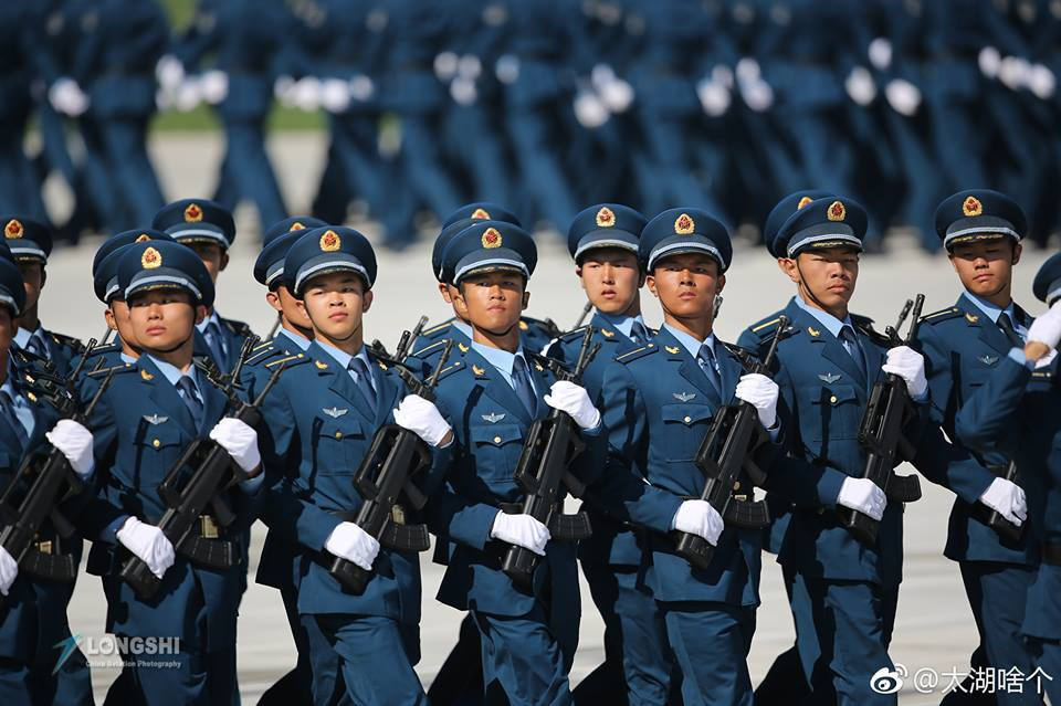 Đại học Hàng không Trường Xuân của Trung Quốc vừa mới khai giảng năm học mới cực kỳ hoành tráng. Kèm theo đó là một triển lãm quy mô nhỏ sẽ diễn ra vào ngày 1-2/9 tới đây để trưng bày các loại máy bay hiện đại mà Không quân Trung Quốc hiện nay đang sở hữu. Nguồn ảnh: Weibo.