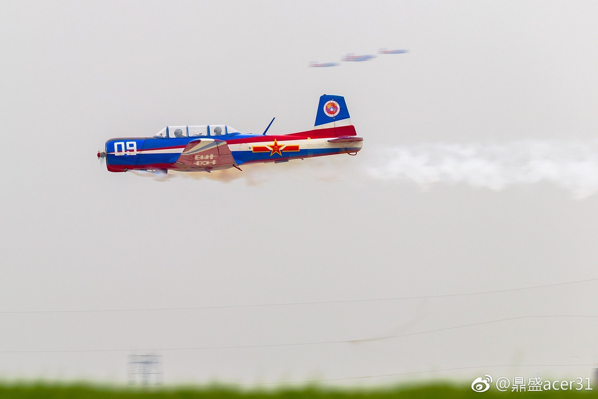 Một trong những loại máy bay cổ nhất mà Không quân Trung Quốc tới nay vẫn tiếp tục sử dụng đó là loại máy bay huấn luyện sử dụng động cơ cánh quạt mang tên Nanchang CJ-6. Nguồn ảnh: Weibo.